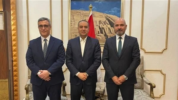 لحظة إستقبال وزير الرياضة الجزائري في القاهرة قبل نهائي الكونفدرالية