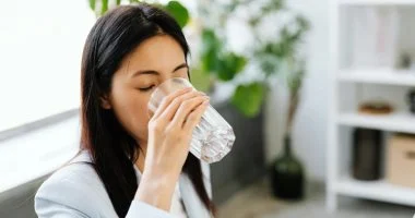 لماذا يجب عليك تناول كوبين من الماء فى الصباح؟