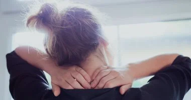 لماذا يظهر حب الشباب والبقع الداكنة فى منطقة الظهر.. علاجات فعالة