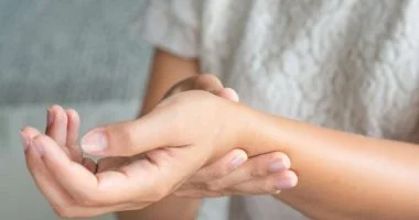 ليس فقط نقص الكالسيوم.. أسباب أخرى وراء آلام المفاصل وطرق الوقاية