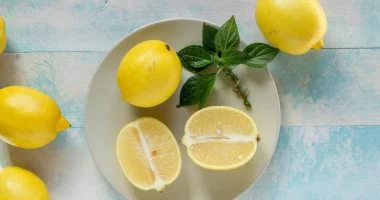 ماذا يحدث لجسمك عند تناول ماء الليمون الدافئ بالعسل لمدة شهر؟