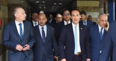 محمد عوض يتفقد فرع الهيئة العامة للاستثمار والمناطق الحرة بمدينة نصر
