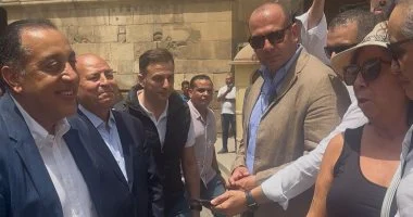 مرحبا بكم فى مصر.. حوار ودى بين رئيس الوزراء وعدد من السائحين بشارع المعز