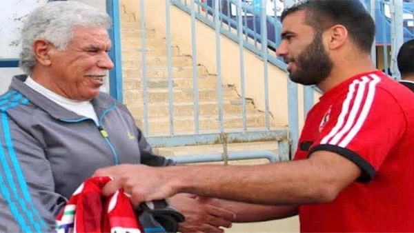 “مش مبرر للتقليل من رمز بحجمه”.. عماد متعب يدافع عن حسن شحاتة بعد حملة الهجوم عليه