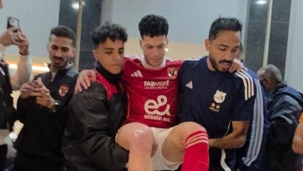 «مشهد إنساني».. كهربا يساند إمام عاشور بعد إصابته في مباراة الأهلي وإنبي