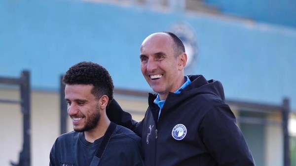 مصطفى فتحي يظهر في تدريب بيراميدز لمؤازرة زملائه.. وطبيب الفريق يحدد موعد عودته للملاعب