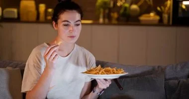 مضغ الطعام بهذه الطريقة يحسن التركيز وينشط المخ