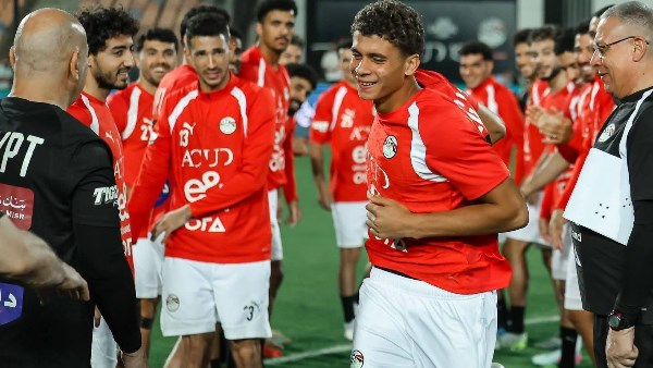 ممر شرفي في تدريب منتخب مصر احتفالاً باللاعبين الجدد