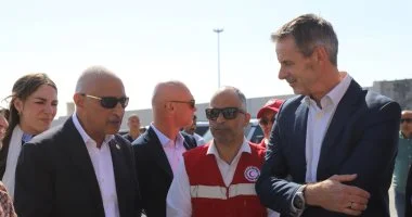 من أمام معبر رفح.. محافظ شمال سيناء يستعرض جهود إدخال المساعدات واستقبال المصابين أمام وفد دبلوماسي بلجيكي