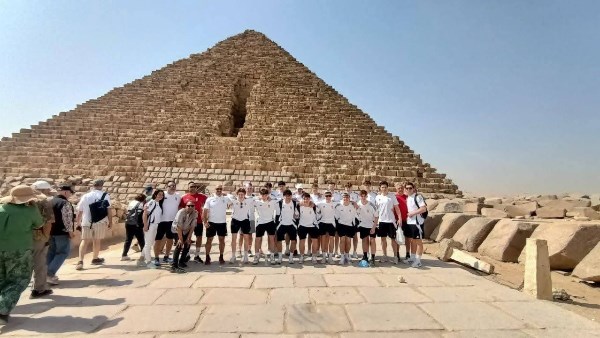 منتخب المجر للشباب لكرة اليد يزور الأهرامات في جولة تاريخية بتنظيم اتحاد اليد
