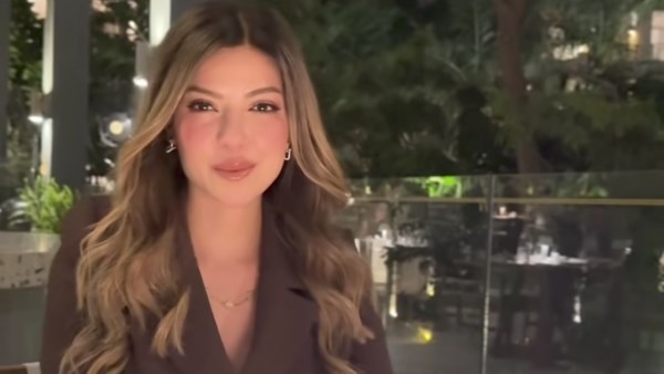 ميرنا جميل تخطف الأنظار بإطلالة كلاسيكية