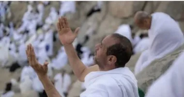 هل الزوج مكلف شرعا بدفع نفقات حج زوجته.. الإفتاء تجيب