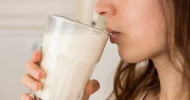 هل شرب الحليب يهدئ حرقة المعدة أم يسبب زيادة الحموضة؟