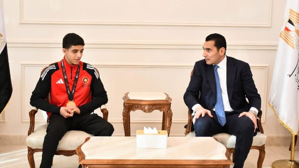 وزير الرياضة يستقبل “صاحب ترند الذهب” عبد الله حسونة بعد إنجازه الأفريقي في المصارعة