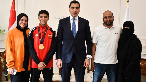 وزير الرياضة يستقبل عبدالله حسونة صاحب “ترند الذهب” بعد تتويجه ببطولة أفريقيا للمصارعة