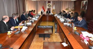 وزير الصناعة يبحث مع مجموعة شركات تركية إقامة مشروع للمنتجات الزجاجية