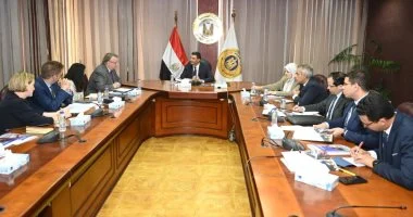 وزير الصناعة يبحث مع مدير مكتب العمل الدولية مشروعات المنظمة فى مصر