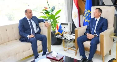وزير العمل خلال جولته بأسوان يعلن بدء صرف إعانات الحوادث بقيمة 300 ألف جنيه