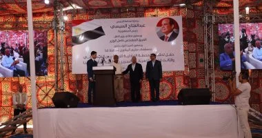وزير النقل يسلم شيكات التعويضات للمتضررين من مسار مشروع محطة قنا