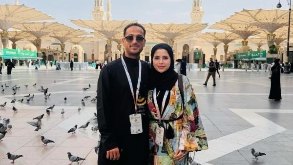 وليد سليمان يؤدي مناسك الحج مع زوجته