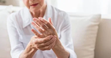 يبدأ بألم بسيط وينتهي بمضاعفات خطيرة.. أعراض التهاب المفاصل الروماتويدي