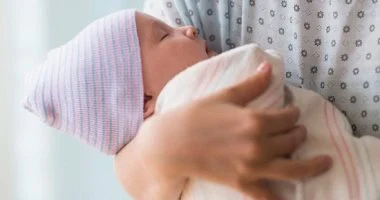 هل يمكن للرضع والمواليد أن يتعرضوا لهواء التكييف والمروحة؟