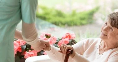 5 خطوات بسيطة تحمى كبار السن من المضاعفات فى الطقس الحار