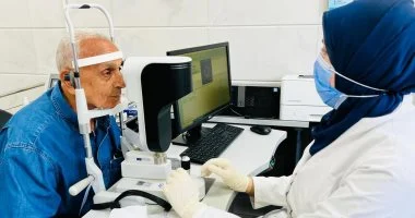 5 عادات شائعة قد تضر بصحة عينك في الحر