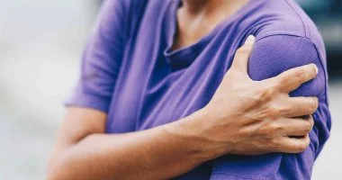 5 علامات مبكرة لإصابة خطيرة فى الكتف يتجاهلها الكثيرون