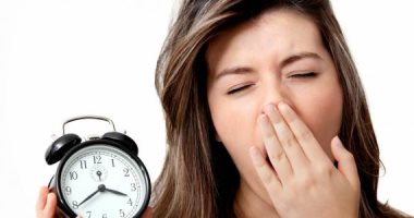 6 دلائل تكشف أن ساعات نومك أقل مما يحتاجه جسمك