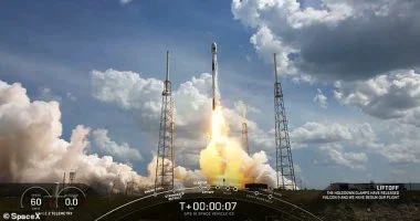 SpaceX ترسل 24 قمرًا صناعيًا للإنترنت فى الإطلاق الأول كشركة عام