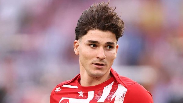 أتلتيكو مدريد يشكو برشلونة إلى فيفا بسبب جوليان ألفاريز