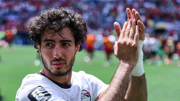 أجبره على تغيير مركزه.. الإعلام العالمي يتغنى بتألق محمد هاني أمام دوكو