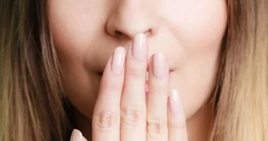 أسباب رائحة الفم الكريهة.. وطرق الوقاية