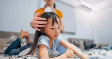 أطباء يحذرون من مخاطر خفية لزيوت الشعر على الأطفال