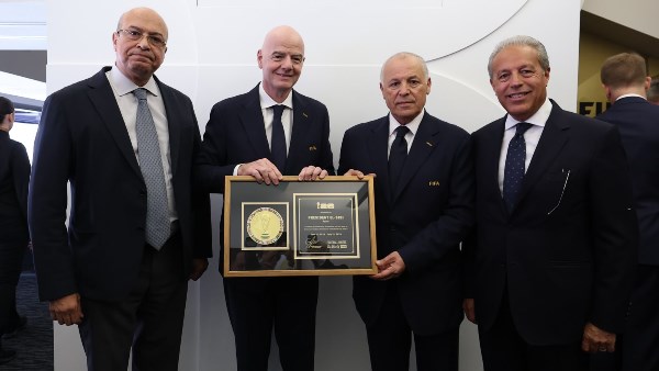 إنفانتينو يهدى أبو ريدة تذكار كأس العالم باسم الرئيس السيسي على هامش مباراة مصر وبلجيكا