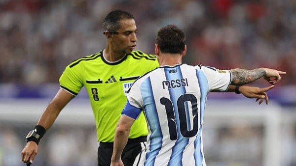 الأسوأ في المباراة.. هجوم إسباني عنيف على أمين عمر بعد مباراة الأرجنتين والنمسا