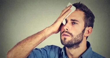 التعرق المفرط.. علامات تحذيرية قد تكشف فقدان الجسم للأملاح والمعادن