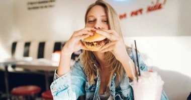 التوقيت المثالى للعشاء.. لماذا يجب ألا تأكل قبل النوم مباشرة؟