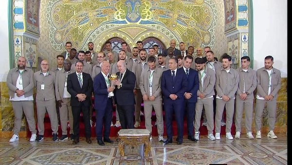 الرئيس الجزائري يكرم اتحاد العاصمة بعد التتويج بلقب الكونفدرالية الأفريقية