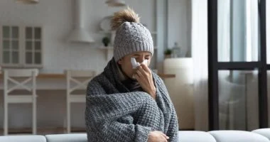 الزكام أم الإنفلونزا.. كيف تفرق بينهما ومتى يجب طلب الرعاية الطبية؟