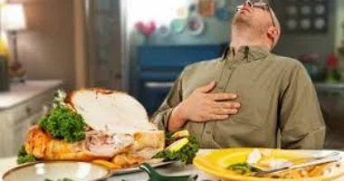 الشعور بالنوم بعد الأكل.. ظاهرة شائعة لها أسباب علمية