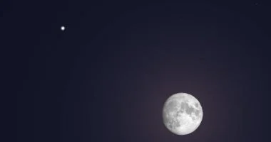 القمر يضئ سماء الليل.. إعرف نسبة إضاءته ومرحلته اليوم