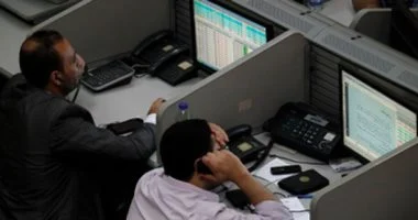 اللون الأخضر يكسو 12 قطاعًا بالبورصة.. الاتصالات ومواد البناء في الصدارة