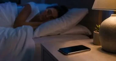 المسافة الآمنة.. أين يجب أن تضع موبايلك قبل النوم؟