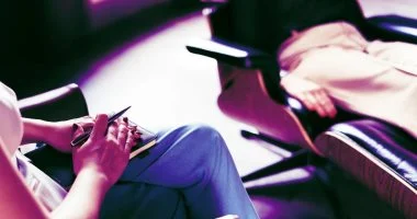 امرأة تفقد الثقة فى طبيبتها النفسية بعد تسجيل جلساتها بالذكاء الاصطناعى