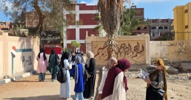 بدء توافد طلاب الثانوية العامة بالجيزة على اللجان لأداء امتحان اللغة الأجنبية الثانية