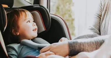 بعد مأساة وفاة طفل صغير.. احتياطات ضرورية عند اصطحاب ابنك فى السيارة
