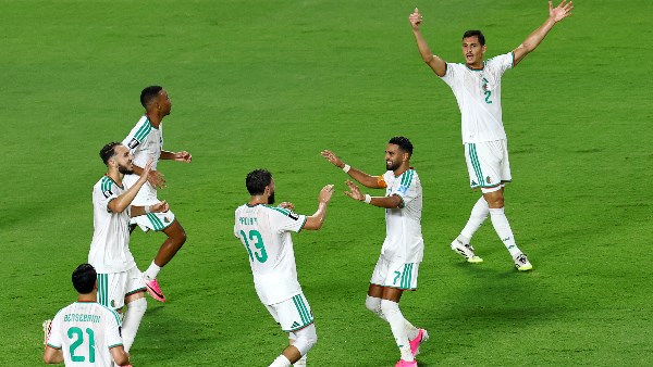 تعادل مجنون يمنح الجزائر والنمسا بطاقة التأهل إلى دور الـ32 بكأس العالم| صور
