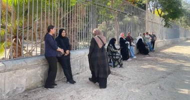 ثلاث ساعات من الانتظار.. أولياء الأمور يترقبون أبناءهم أمام لجان الثانوية